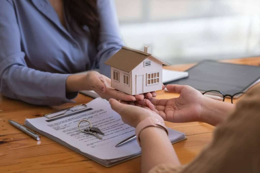 attention to property services and insurance concept sales manager or real estate agent will be prep assurance Marrakech,agence assurance Marrakech,assurance à Marrakech,assurance Marrakech Guéliz,devis assurance Marrakech
